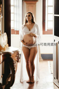孕妈室内柔光写真，轻抚孕肚尽显母爱温柔