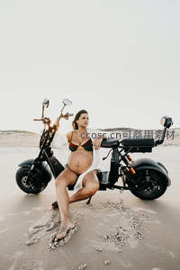 孕妈沙滩骑电摩，时尚与孕期活力完美结合