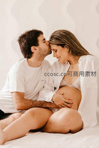 室内亲密时刻丈夫亲吻孕妻腹部