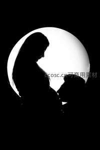 剪影中的爱：准父母深情凝望孕肚