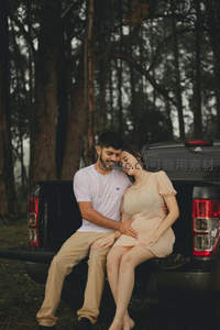 森林中情侣依偎卡车尾，共享孕期甜蜜