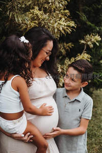 绿意盎然中，母子共度孕育时光