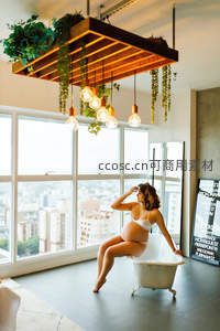 都市高楼窗前，孕妈浴缸中享受悠闲时光