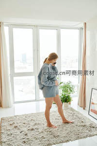 居家孕妇电话闲聊