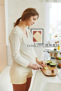 孕妇厨房切牛油果准备健康餐食