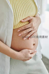 温柔双手轻抚孕肚传递母爱温情