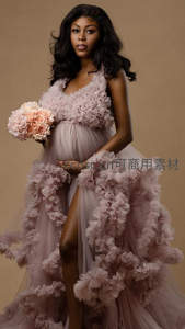 优雅孕妇手持花束，礼服绽放如云