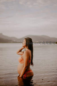 孕妈静立湖心，享受温柔时光