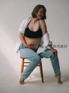 木椅上的孕期微笑时光