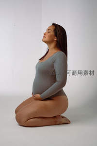 灰衣孕妈冥想静修时刻