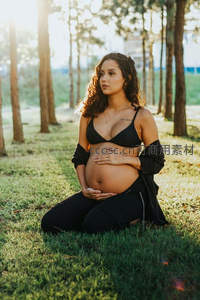 孕妈林间静坐，阳光洒满温柔时刻