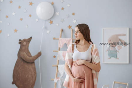 孕妈凝望气球熊，童趣满屋梦幻时刻