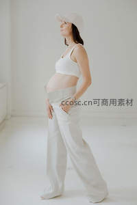 白色孕装优雅侧影