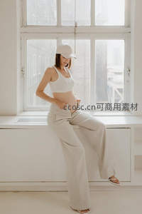 窗边孕妈惬意时光