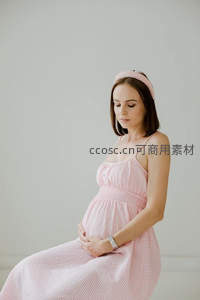 粉裙孕妈温柔凝视