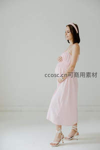 粉裙孕妈侧立浅笑