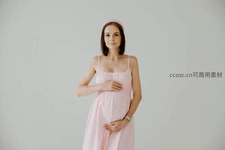 粉色格纹裙孕妇温柔微笑