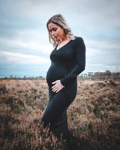 黑裙孕妇田野中静思