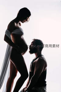 剪影中的准父母深情对望