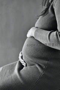 黑白特写孕肚展现母爱温柔