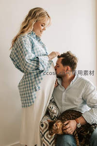 准爸妈与爱宠共享温馨孕期时光