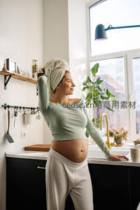 厨房窗边孕妈享受晨光