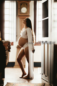 阳光洒落古宅中孕妈优雅伫立