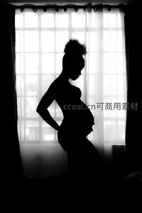 窗前剪影孕妈侧身静享安宁时刻