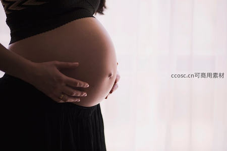 孕妈温柔抚摸隆起的腹部
