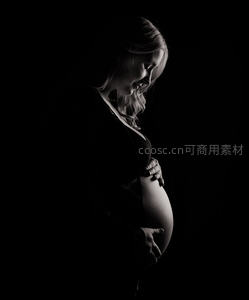 黑白光影下的孕妈侧影