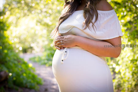 绿意盎然中温柔守护孕肚的准妈妈