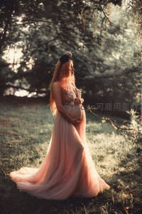 森林中粉裙孕妈沐浴阳光