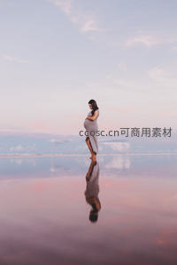 海边孕妈倒影如梦似幻