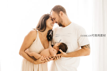 父母共拥新生儿幸福满溢