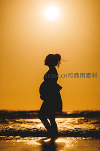 夕阳海滩孕妇剪影