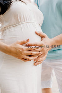 夫妻共抚孕肚温馨特写