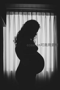 窗前孕妇黑白剪影