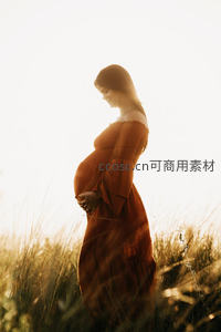 金光笼罩孕妇微笑，静享孕期