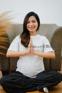 孕妇盘腿冥想，面带微笑安宁