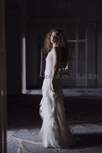 光影中的白色礼服优雅女性