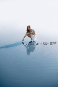 湖面蹲姿白衣女子倒影如画