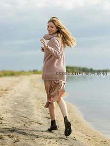 湖畔奔跑的金发少女