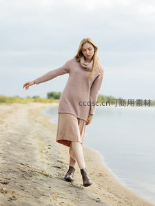 湖岸漫步的温柔文艺女子