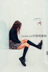 浴室角落沉思的少女