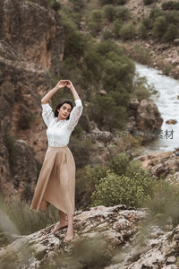 峡谷溪流旁的静谧伸展