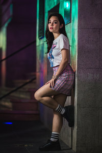 霓虹夜色中的街拍少女