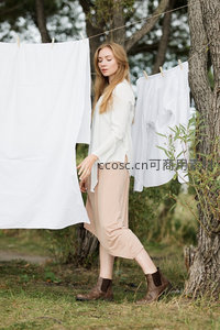 林间晾衣的宁静时光