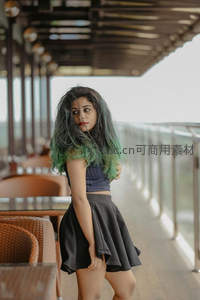 绿发少女回眸于现代露台餐厅