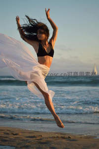 黑比基尼美女跃起舞动白纱裙