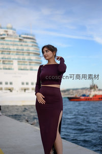 港口边紫裙女子凝望远方游轮